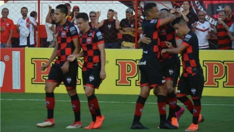 Jogadores do Atlético Goianiense comemoram gol da equipe no jogo contra o São Bento, pela série B