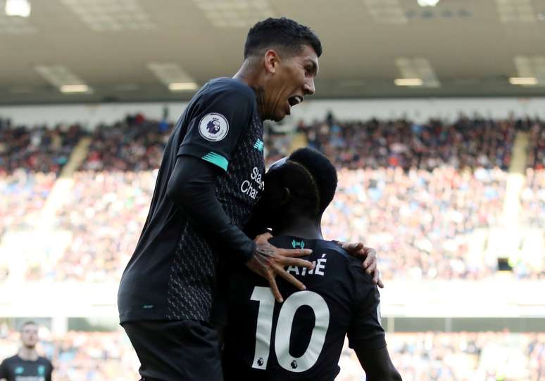 Firmino comemora com Sadio Mané na vitória do Liverpool