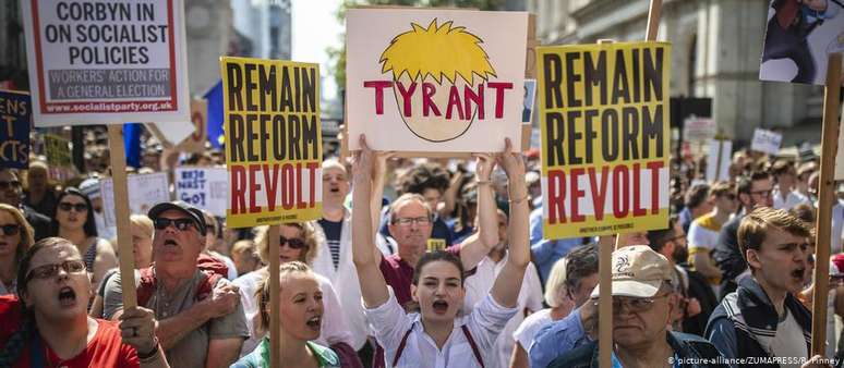 Protesto em Londres reuniu 2 mil pessoas