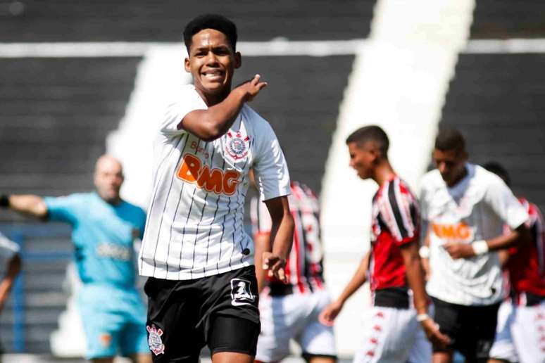 Cauê marcou três vezes neste sábado (Foto: Rodrigo Gazzanel/Agência Corinthians)