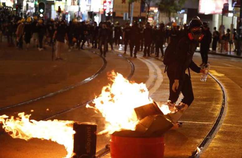 Manifestantes desafiam proibição e ocupam ruas de Hong Kong