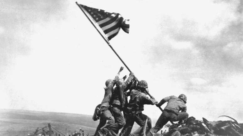 Soldados americanos em Iwo Jima, após uma das mais sangrentas batalhas da 2ª Guerra; estudioso americano dizia que combatentes tinham medo de disparar contra inimigos