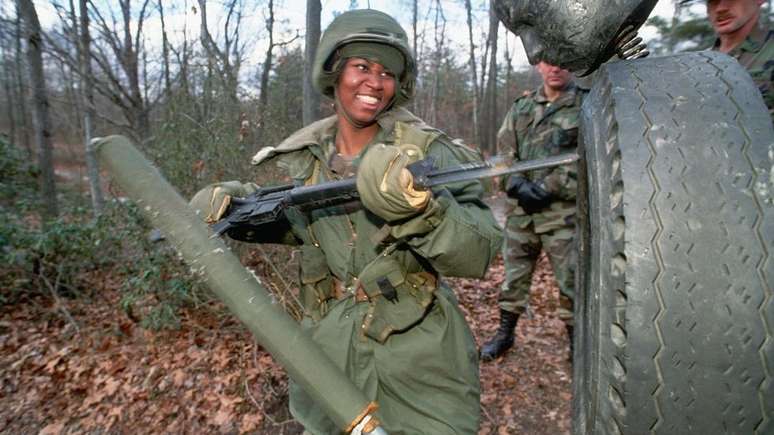 Baioneta é pouco usada em combate, mas mantém-se presente em treinamentos