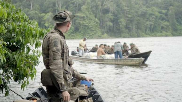 Militar da Legião Estrangeira observa revista durante operação de combate ao garimpo ilegal na Guiana Francesa