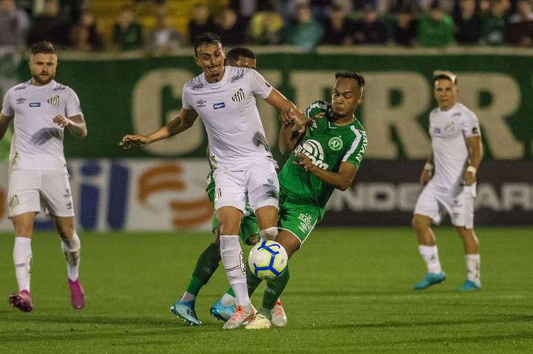 Diego Pituca, do Santos, disputa lance com Bruno Pacheco, da Chapecoense, em partida válida pela 17ª rodada do Campeonato Brasileiro 2019, na Arena Condá, em Chapecó