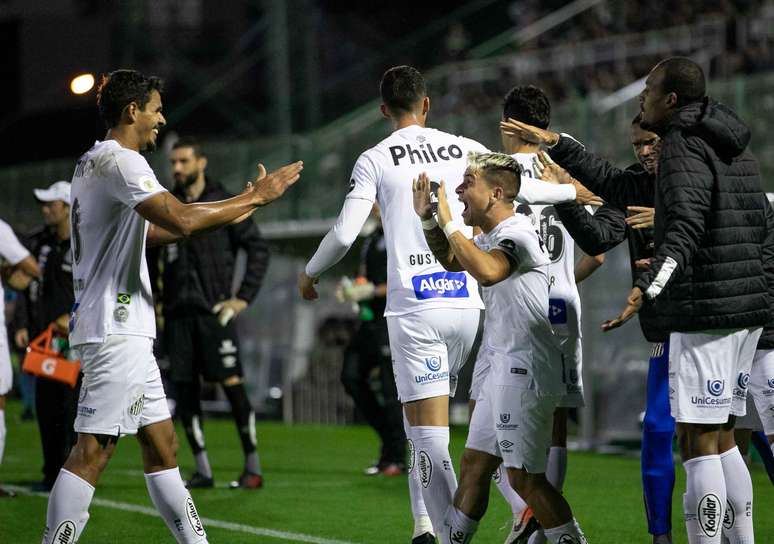 Lucas Veríssimo e Soteldo, do Santos, comemoram gol contra de Gum, da Chapecoense