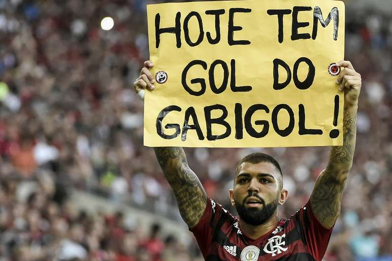 Gabriel Barbosa, do Flamengo, comemora após marcar gol na partida contra o Palmeiras válida pela 17ª rodada do Campeonato Brasileiro 2019, no Estádio do Maracanã, na zona norte do Rio de Janeiro, na tarde deste domingo (1º)