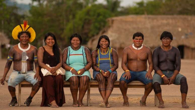 Encontro pôs frente a frente líderes de grupos que guerrearam no passado, como os panarás (representados no encontro pelos dois homens à direita, e os kayapós (à esq.)