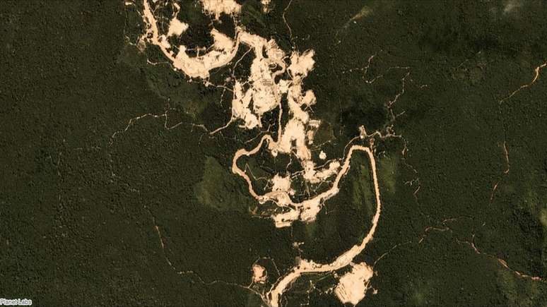 Uso de retroescavadeiras ampliou os danos causados por garimpeiros em rios da Terra Indígena Kayapó, no Pará