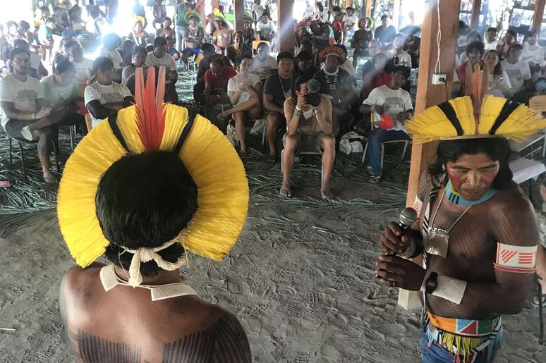Líderes kayapós discursam na casa dos homens durante a assembleia de povos xinguanos, na Terra Indígena Menkragnoti