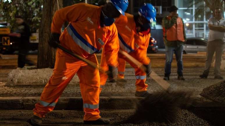 A equipe de haitianos trabalha de segunda a sábado, tapando buracos no asfalto do centro de São Paulo