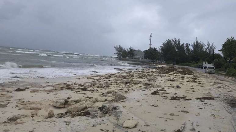 Em Nassau, o mar começou a ficar agitado no fim da tarde do domingo.