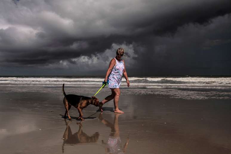 Mulher caminha com cachorro em praia de Amelia Island, em Jacksonville, antes da chegada do furacão Dorian à Flórida
01/09/2019
REUTERS/Maria Alejandra Cardona