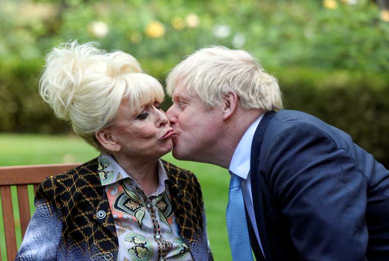 Premiê britânico, Boris Johnson, em encontro com atriz Barbara Windsor em Londres
02/09/2019
REUTERS/Simon Dawson