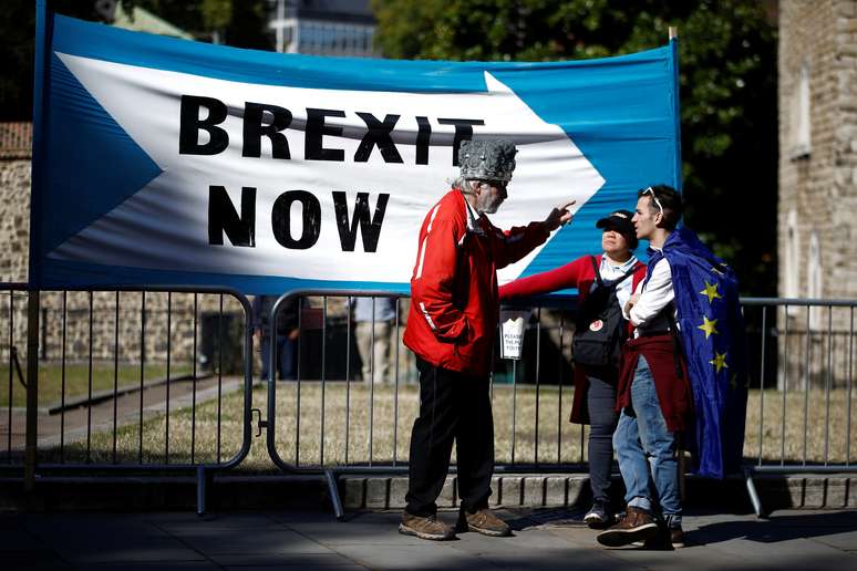 Manifestante pró-Brexit conversa com manifestantes anti-Brexit em Londres
02/09/2019
REUTERS/Henry Nicholls