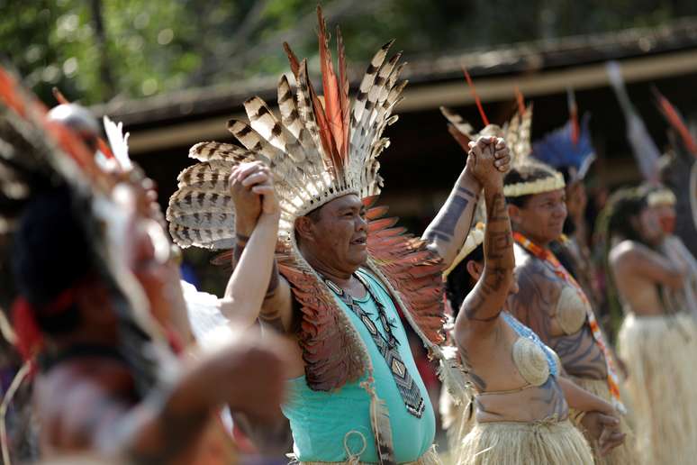 Indígenas shanenawas dançam durante cerimônia para celebrar a natureza e pedir o fim dos incêndios na Amazônia,  em Morada Nova, perto de Feijó (Acre) 1/9/2019 REUTERS/Ueslei Marcelino
