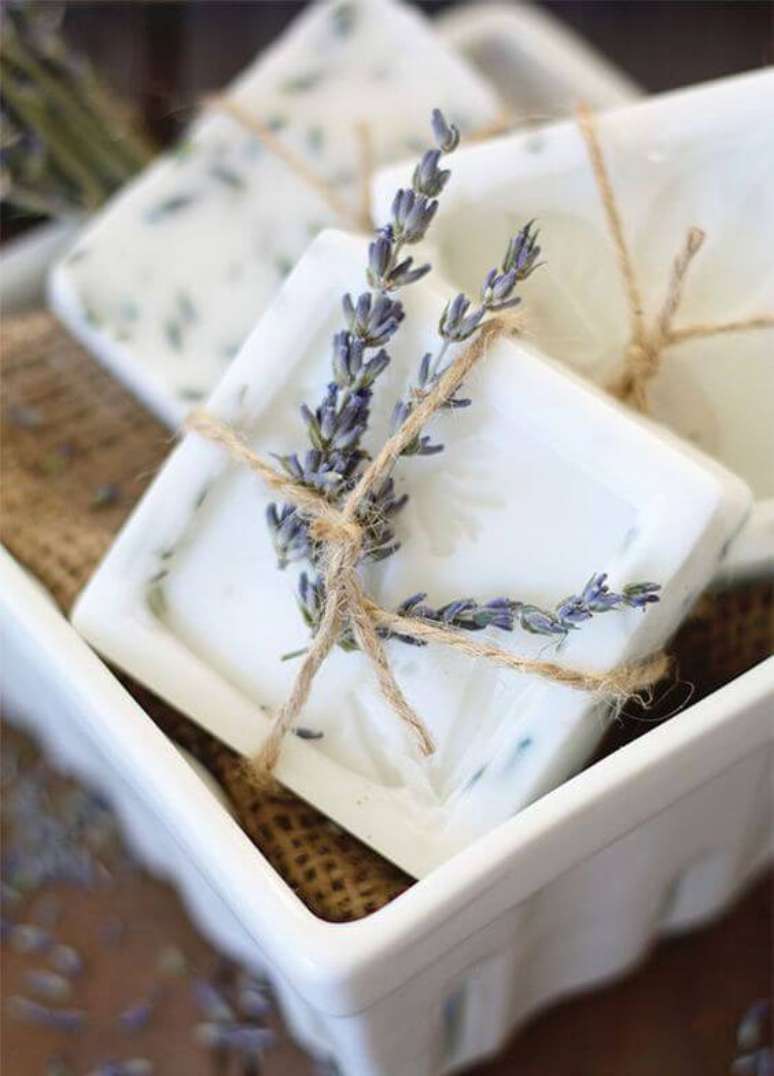 12. Aprenda como fazer sabonete artesanal com lavanda – Por: Pinterest