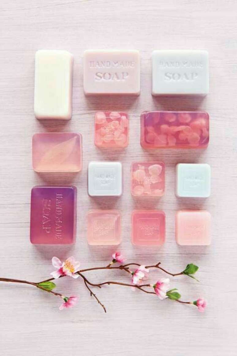 23. Veja como fazer sabonete artesanal em tons de rosa – Por: Pinterest