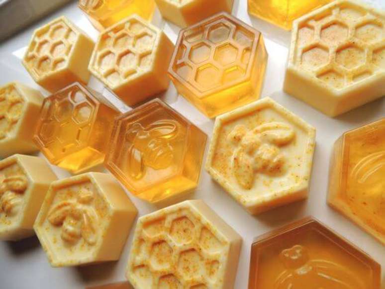 26. Como fazer sabonetes artesanais com mel são super hidratante – Por: Pinterest