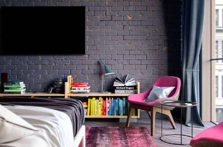 8. Decoração moderna para quarto com parede de tijolinho preta e poltrona pequena para quarto com tecido rosa – Foto: Vulcanlirik