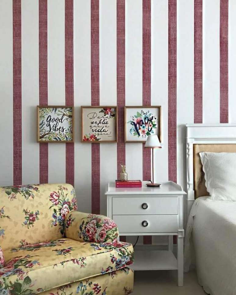 9. Poltrona pequena para quarto de casal com tecido floral e papel de parede listrado – Foto: Babi Teixeira