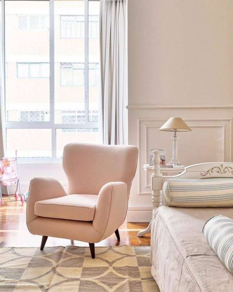 10. Delicada decoração com poltrona para quarto feminino rosa e branco – Foto: Barbara Jalles