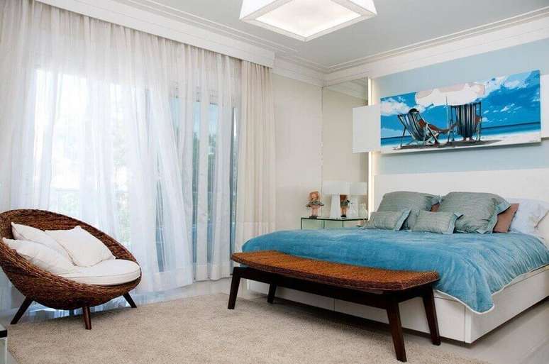 13. Poltrona de vime para quarto de casal decorado azul e branco – Foto: Juliana Pippi