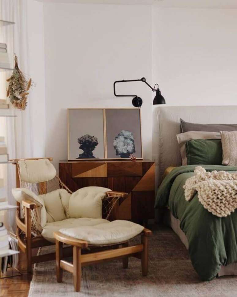 16. Poltrona com puff para quarto com decoração simples – Foto: Garimporio