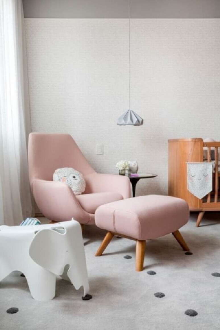 18. Modelo super delicado de poltrona com puff para quarto de beb&ecirc; com ber&ccedil;o de madeira &ndash; Foto: Circu