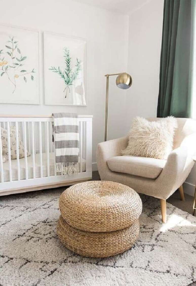 19. Decora&ccedil;&atilde;o clean com poltrona para quarto de beb&ecirc; com puff redondo &ndash; Foto: Ideias Decor