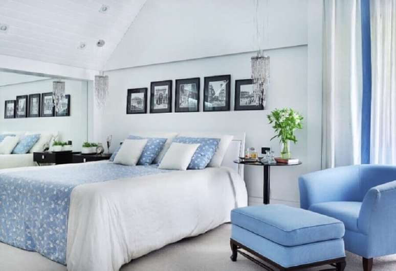 23. Poltrona com puff para quarto de casal azul e branco – Foto: Giselle Macedo & Patricia Covolo