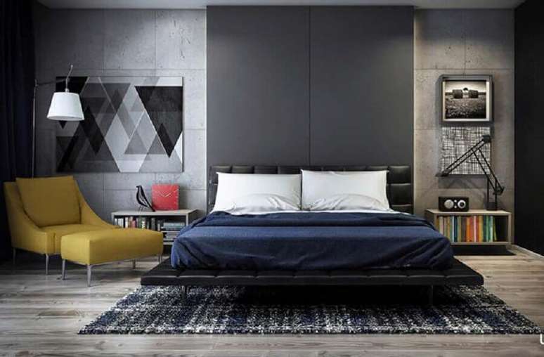 25. Poltrona com puff para quarto todo cinza com decora&ccedil;&atilde;o moderna &ndash; Foto: Pinosy