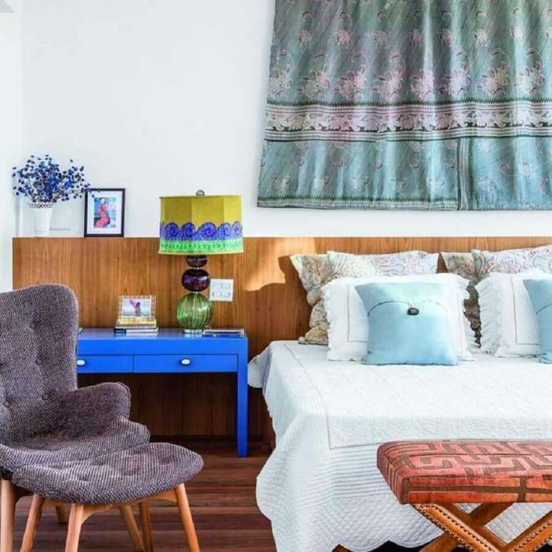 26. Decora&ccedil;&atilde;o simples com poltrona com puff para quarto de casal &ndash; Foto: Marina Linhares Interiores