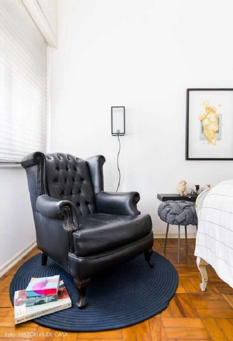 27. Poltrona de couro para decora&ccedil;&atilde;o de quarto de casal &ndash; Foto: Hist&oacute;rias de Casa