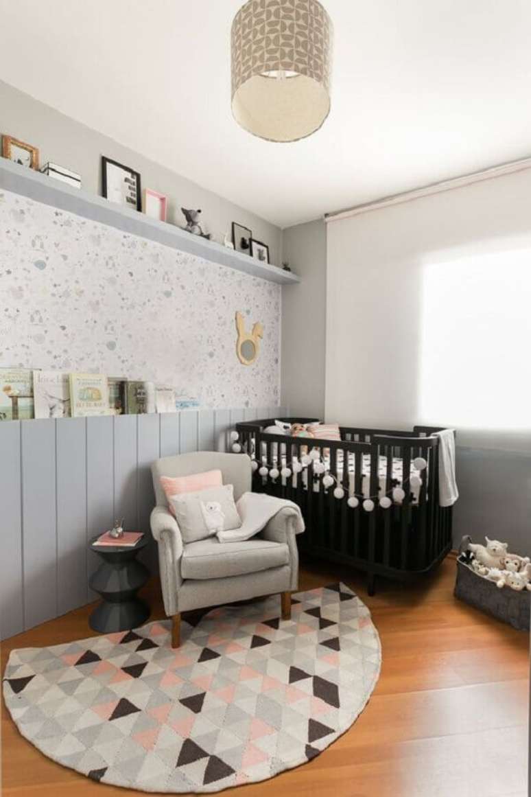 30. Poltrona para quarto de bebê cinza e rosa com berço preto – Foto: Casa de Valentina