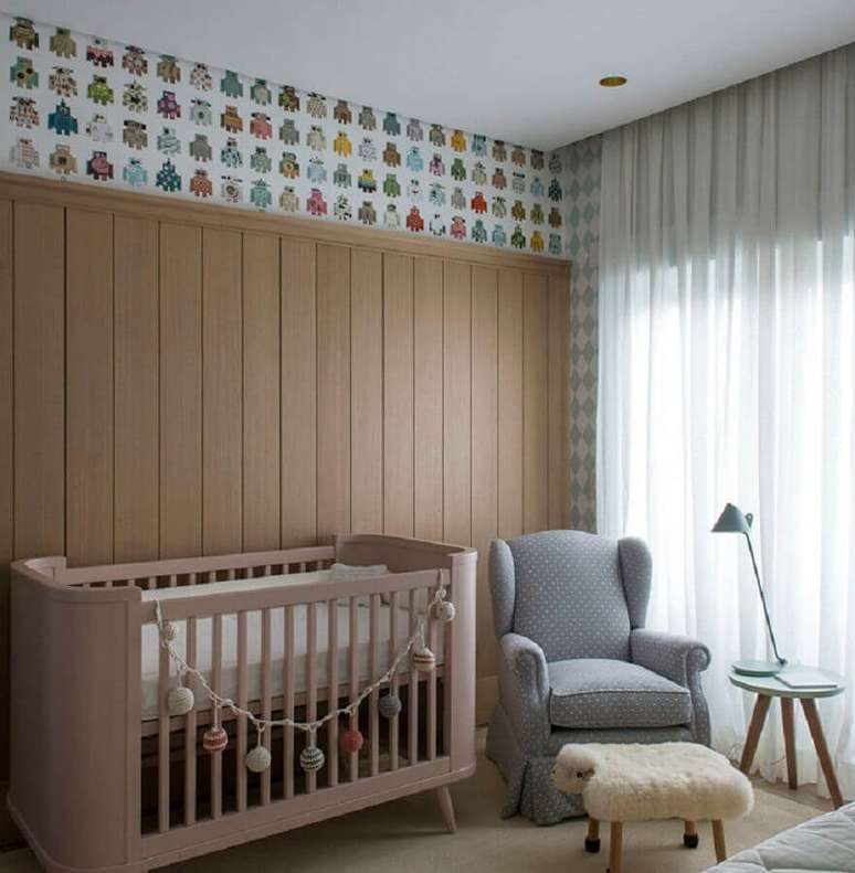 31. Poltrona para quarto de bebê decorado em cores neutras com mesinha lateral – Foto: Triplex Arquitetura