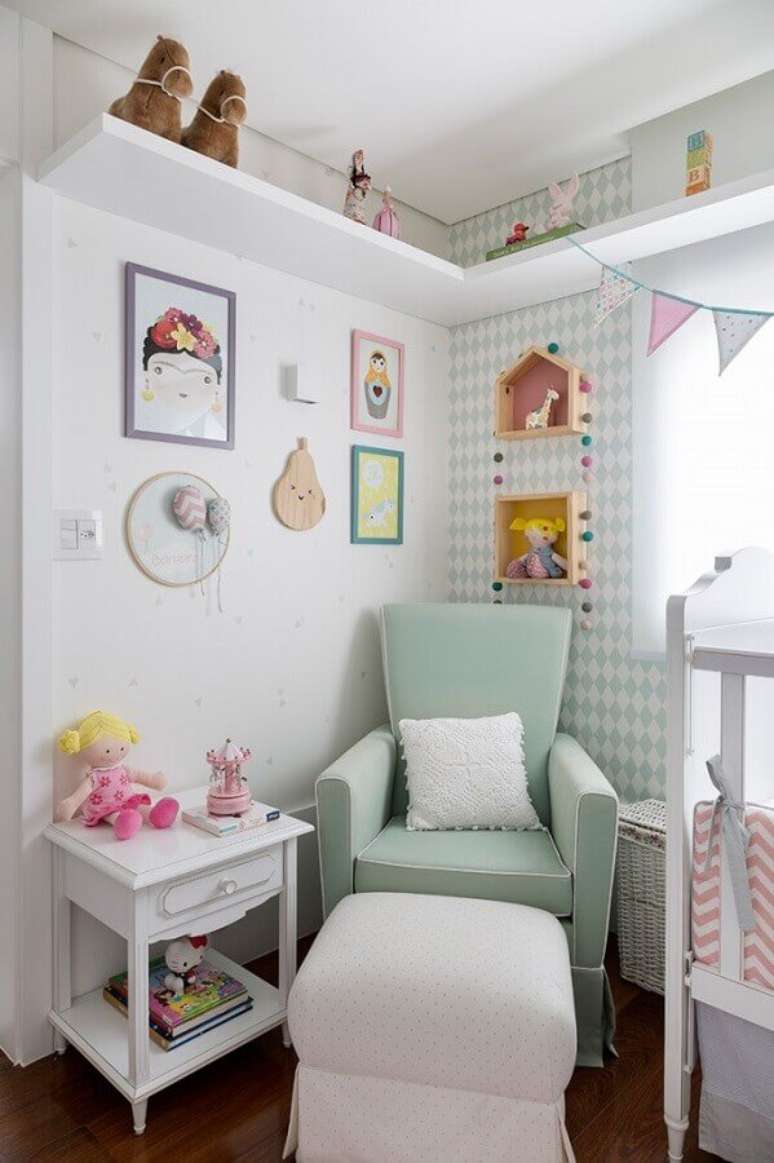 33. Poltrona para quarto de bebê com papel de parede verde água e puff branco – Foto: Karen Pisacane