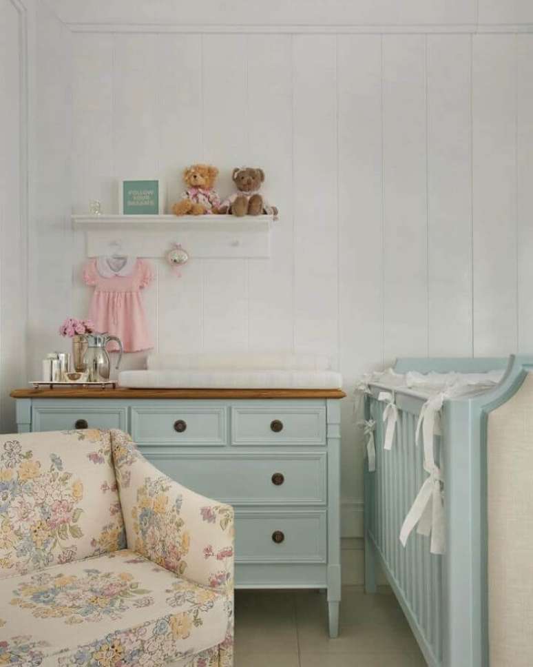 35. Poltrona para quarto de bebê com tecido floral e cômoda retrô – Foto: Babi Teixeira