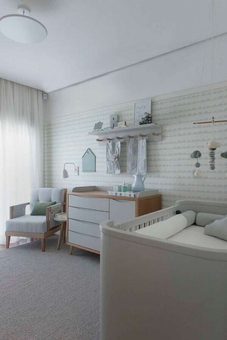 36. Decoração clean com poltrona para quarto de bebê com papel de parede e cômoda de madeira – Foto: Triplex Arquitetura