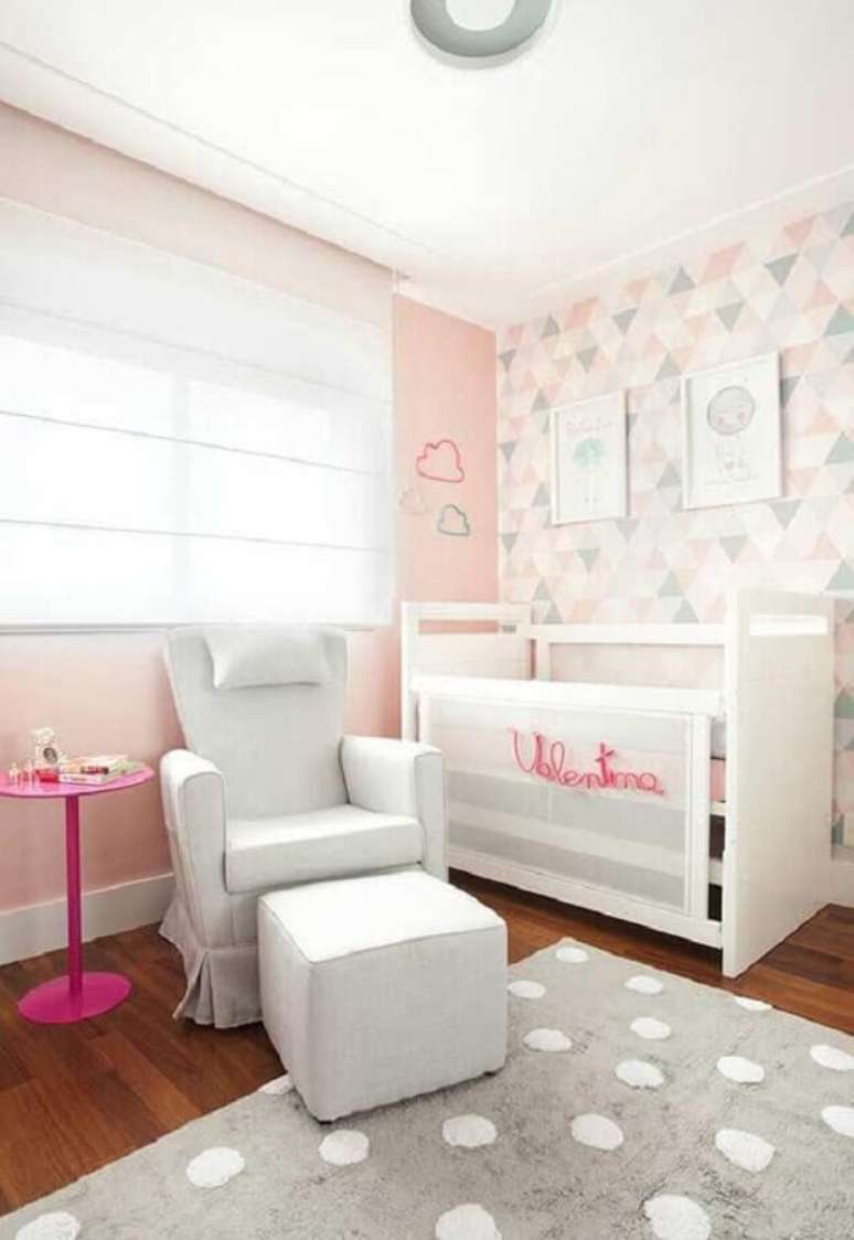 38. Poltrona para quarto de bebê feminino decorado em branco e rosa com tapete de bolinhas cinza e branco – Foto: Circu