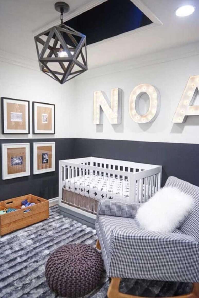 39. Decoração moderna com confortável poltrona para quarto de bebê cinza – Foto: Pinterest