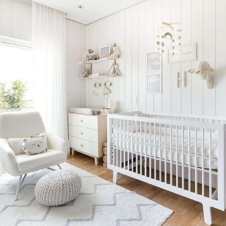 40. Poltrona para quarto de bebê todo branco com puff redondo de crochê – Foto: Dicas Decor