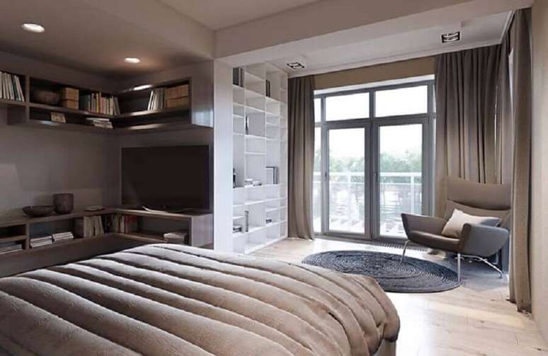 43. Poltrona para quarto de casal amplo decorado com tapete redondo &ndash; Foto: Wood Save