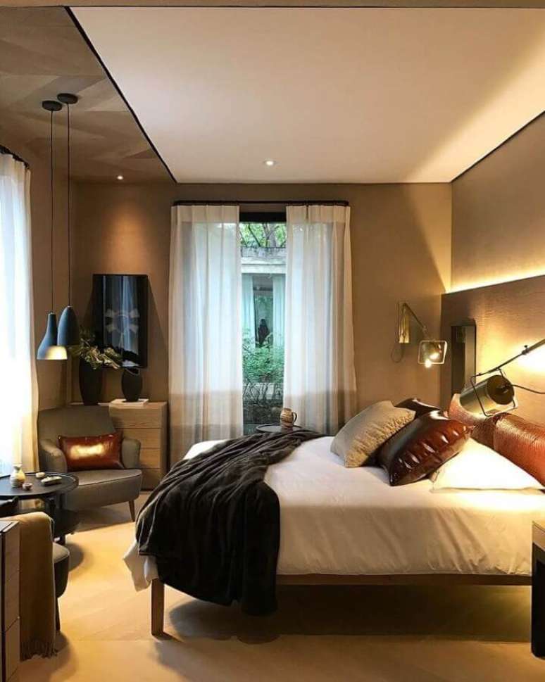 48. Poltrona pequena para quarto de casal decorado em tons neutros com luminária moderna – Foto: Prado Zogbi Tobar Arquitetura