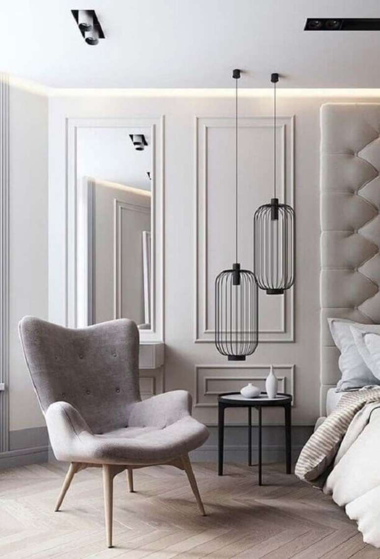 51. Poltrona pequena para quarto de casal moderno com pendente minimalista e boiserie – Foto: Pinterest
