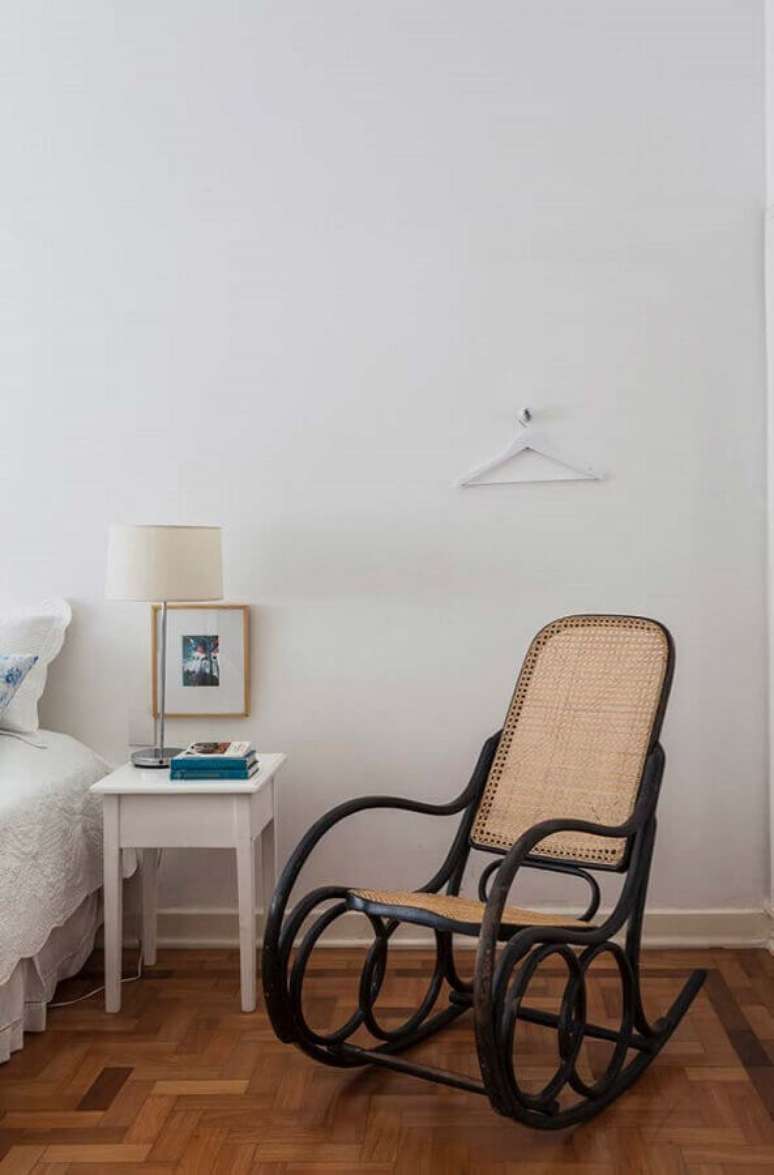 53. Modelo simples de poltrona para quarto de casal com design antigo – Foto: Pinterest