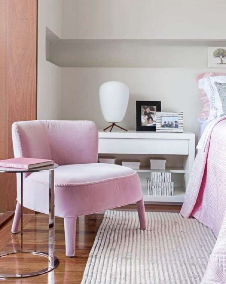 54. Decoração delicada com poltrona para quarto feminino rosa – Foto: Pinosy