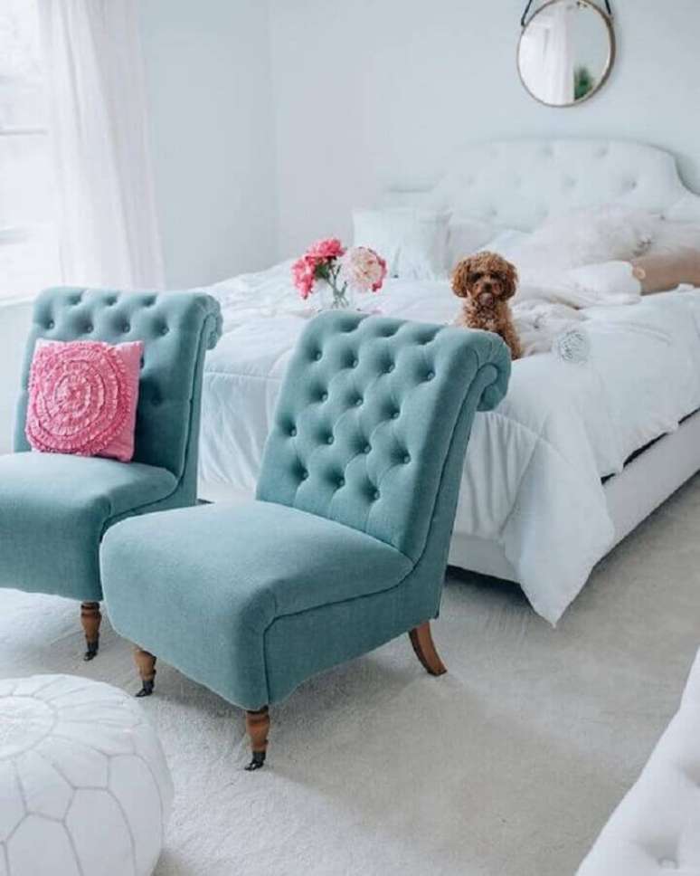 55. Decoração toda branca com poltrona para quarto feminino com tecido azul turquesa – Foto: Belle The Magazine