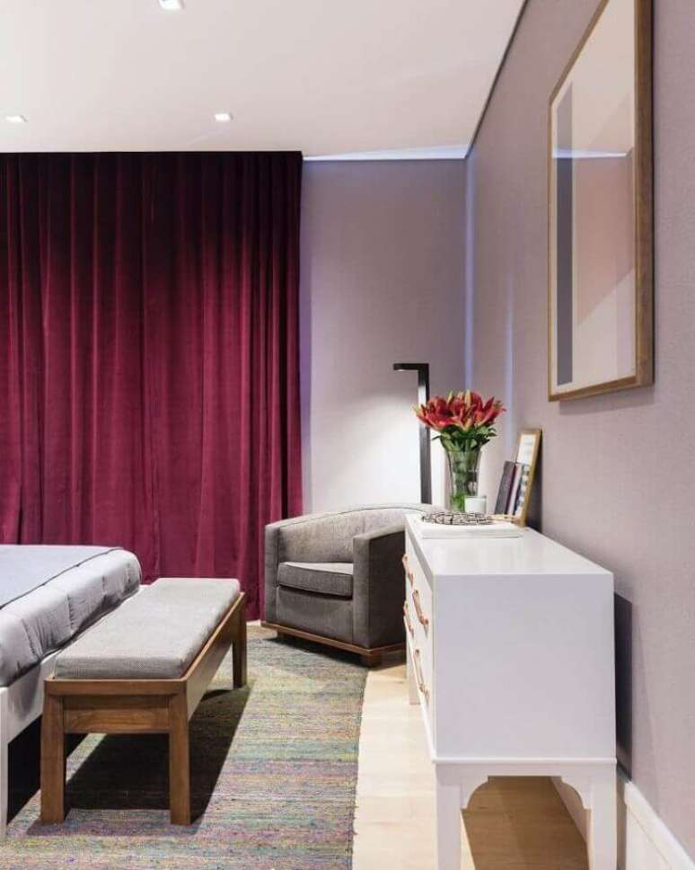 59. Poltrona pequena para quarto de casal com cortina na cor marsala &ndash; Foto: Barbara Jalles