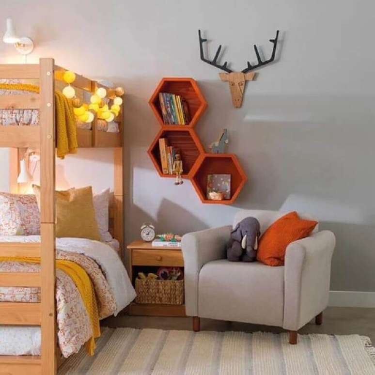 62. Poltrona pequena para quarto infantil com cama beliche e nichos de madeira – Foto: Pinterest